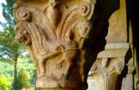 Abbaye Saint-Michel-de-Cuxa, Cloitre sud, Chapiteau orientalisant, Lion a tresses (2)